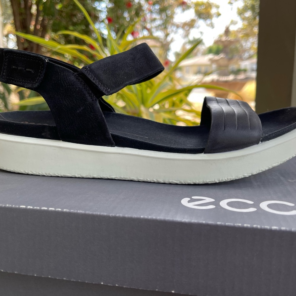 ✨ Bran new Black ECCO sandals